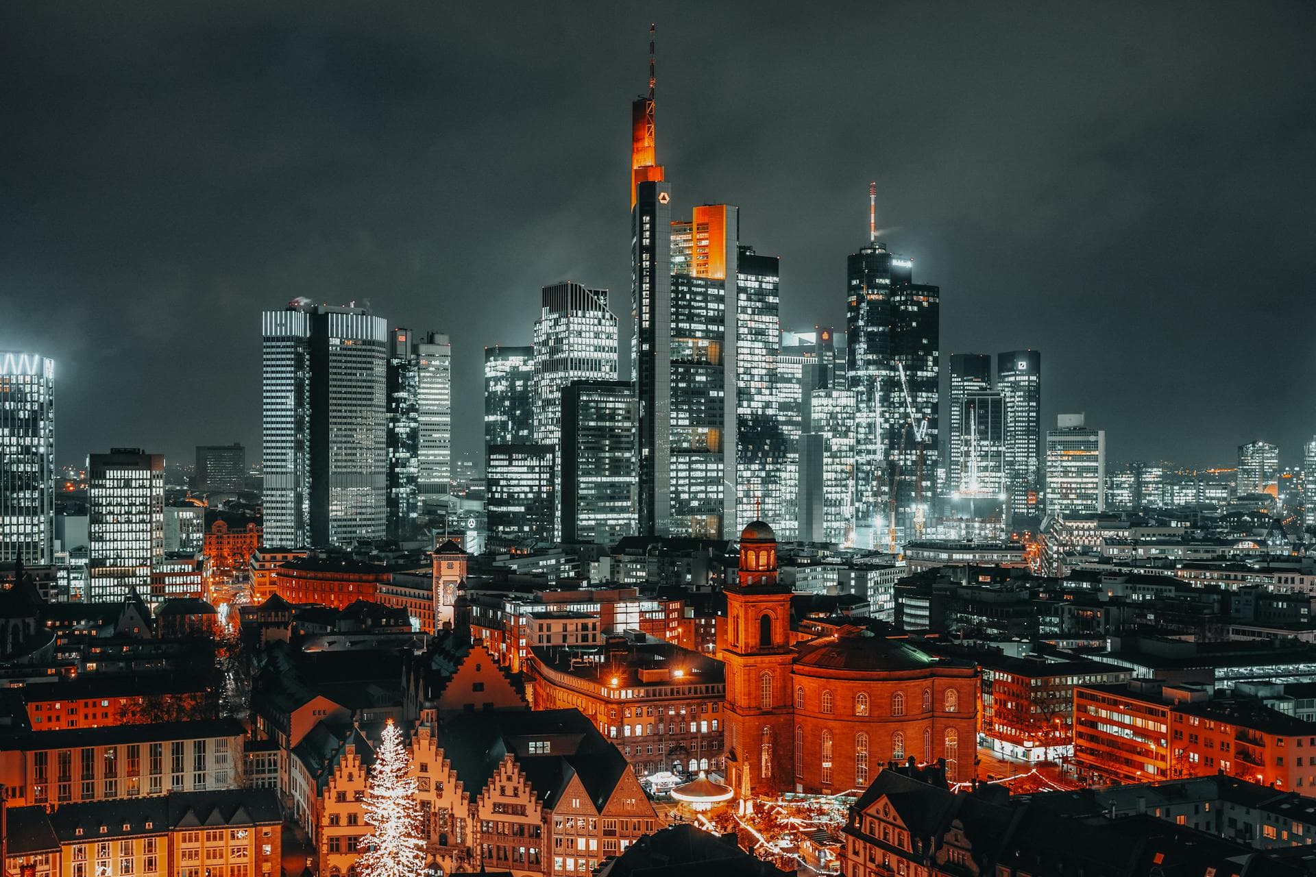 Frankfurt Skyline bei Nacht — Commerzbank Tower, Maintower, Lichter über dem Main